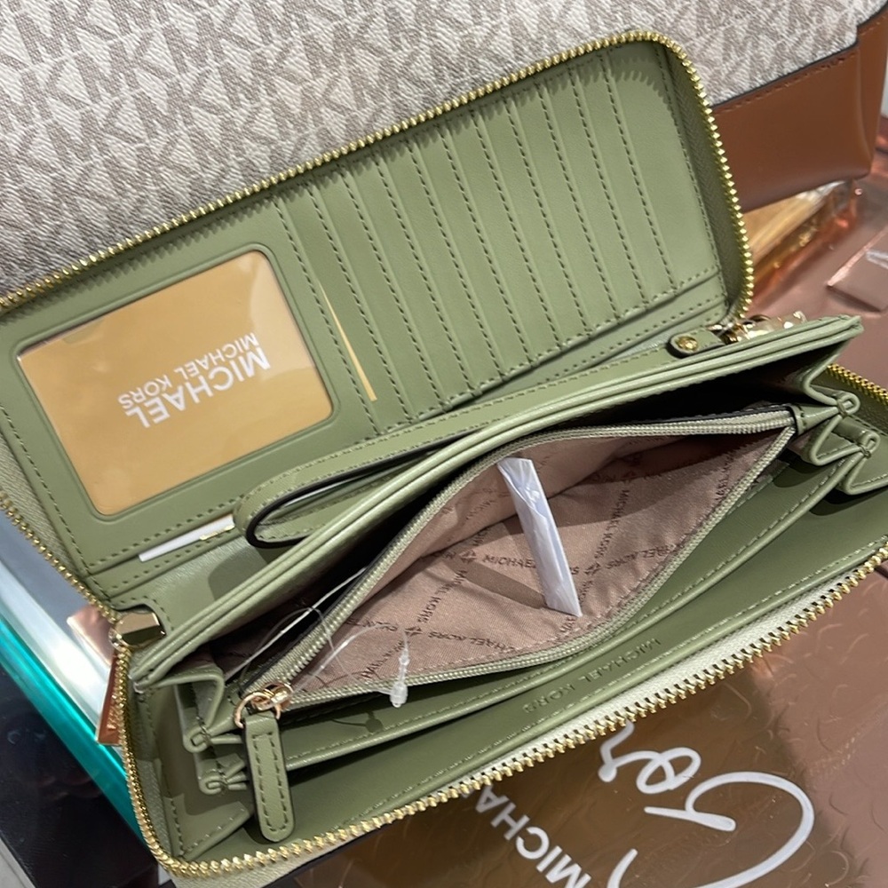 MICHAEL KORS
Leather Continental Wristlet Phone Case Wallet 
Light Sage
NWT - Picture 6 of 16